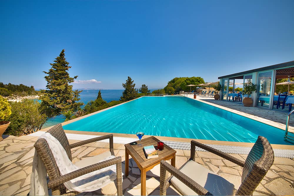 Swimming Pool and Restaurant for dinner Close To The Beach